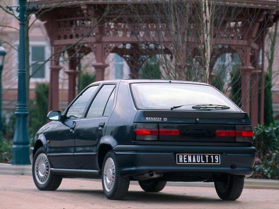  Renault 19 Baccara 1992 года  (фото 2 из 2)